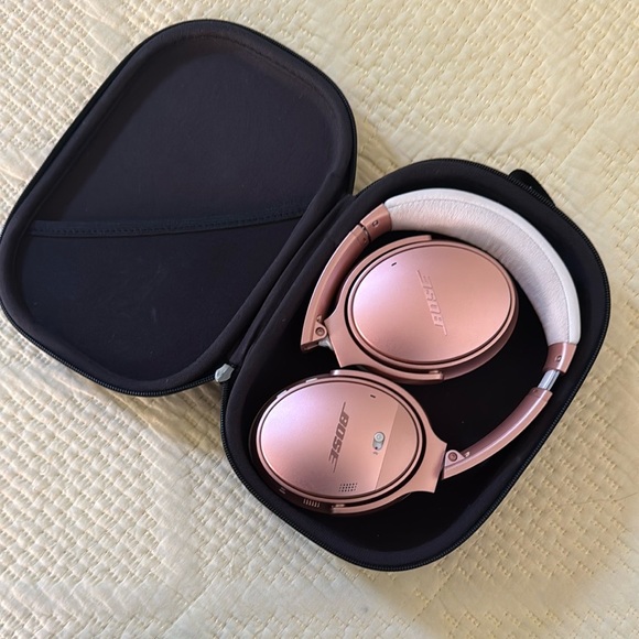 Bose Wireless Headphones in Rose Gold